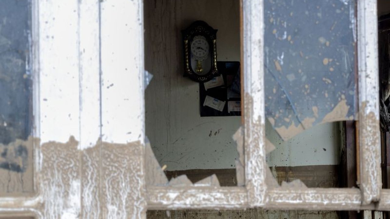 PVMBG mengingatkan masyarakat sekitar Gunung Marapi untuk meningkatkan kewaspadaan dan mitigasi bencana, khususnya lahar dingin yang mengancam puluhan jalur aliran sungai di musim hujan.