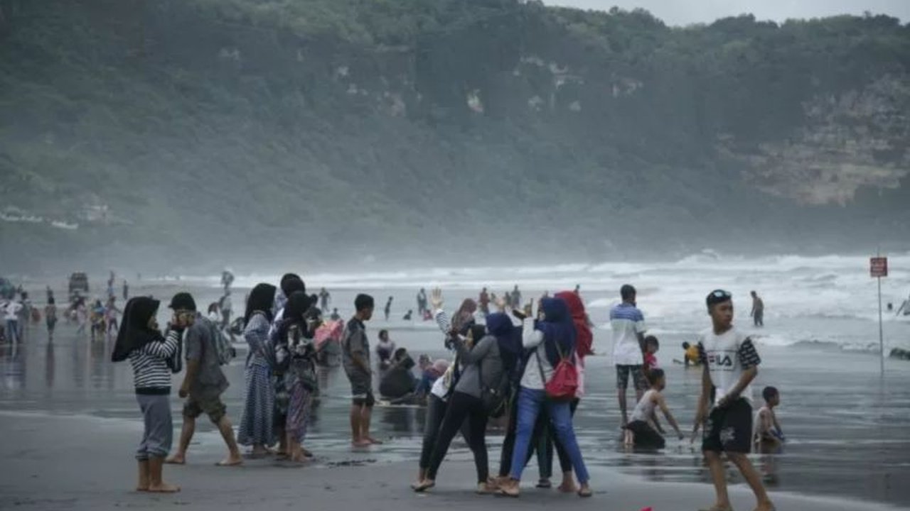 Pemerintah DIY berencana mewajibkan penggunaan jaket pelampung bagi wisatawan yang berenang di Pantai Selatan untuk mencegah kecelakaan akibat arus laut yang berbahaya.