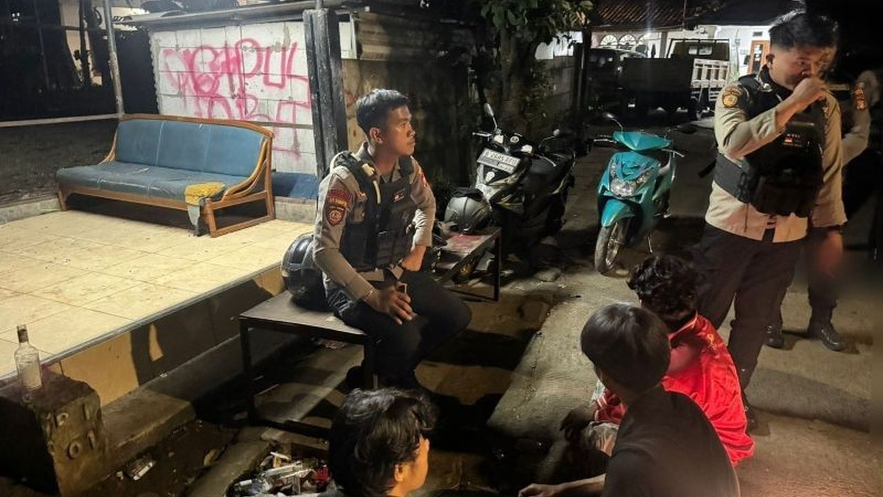 Polisi di Jakarta Barat berhasil mencegah tawuran remaja di Gang H. Napis, Kembangan, dan mengamankan tiga pemuda berikut dua celurit dan dua botol miras.