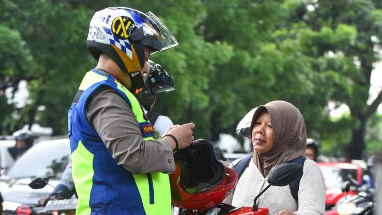 Polresta Malang Kota meningkatkan kesadaran keselamatan berlalu lintas melalui program Commander Wish, yang melibatkan edukasi kepada pengendara dan pelajar serta pemantauan keamanan dan ketertiban.