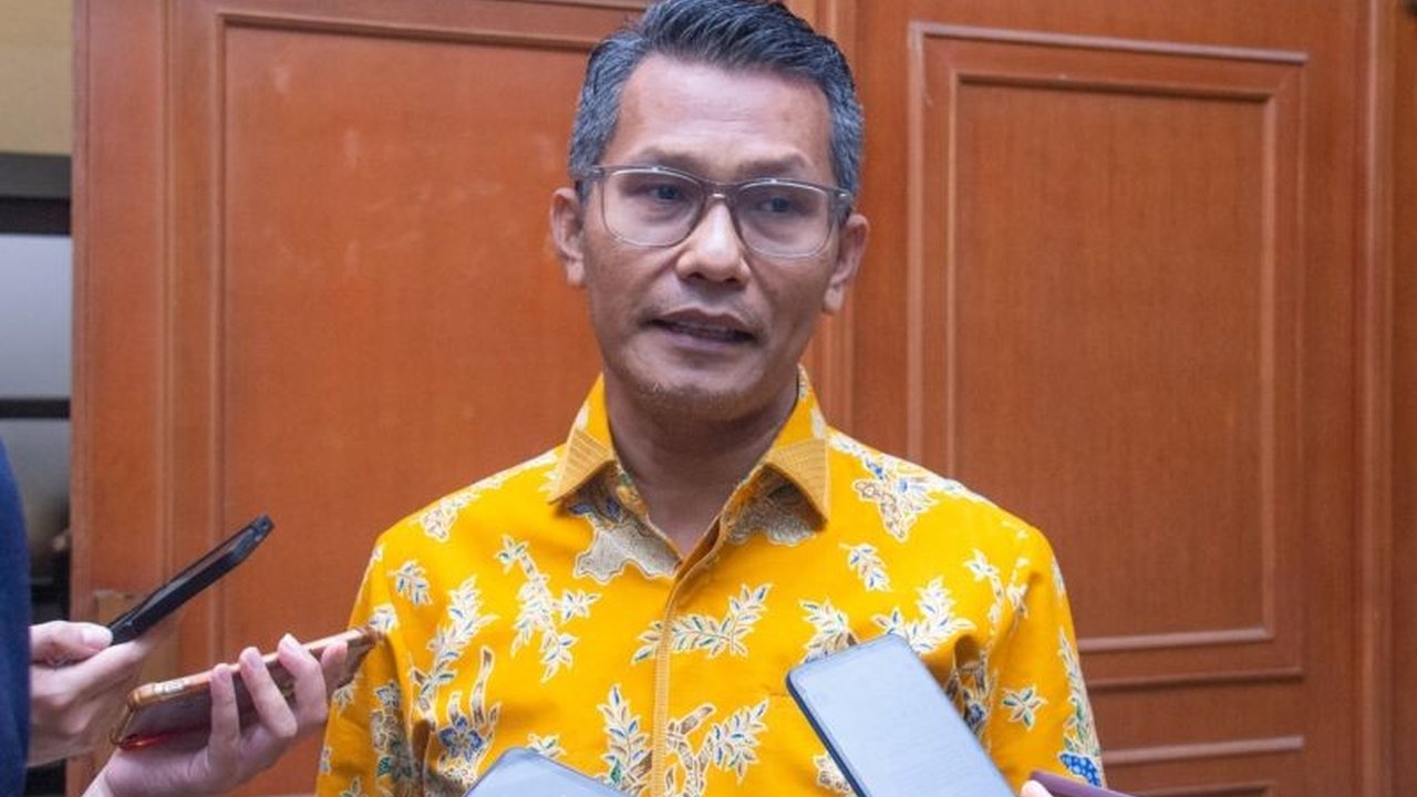 Kenaikan Purchasing Managers Index (PMI) manufaktur Indonesia di Januari 2024 menjadi 51,9 mengindikasikan pertumbuhan ekonomi positif, didorong oleh peningkatan permintaan dan penciptaan lapangan kerja, meskipun perlu kebijakan strategis tambahan untuk m