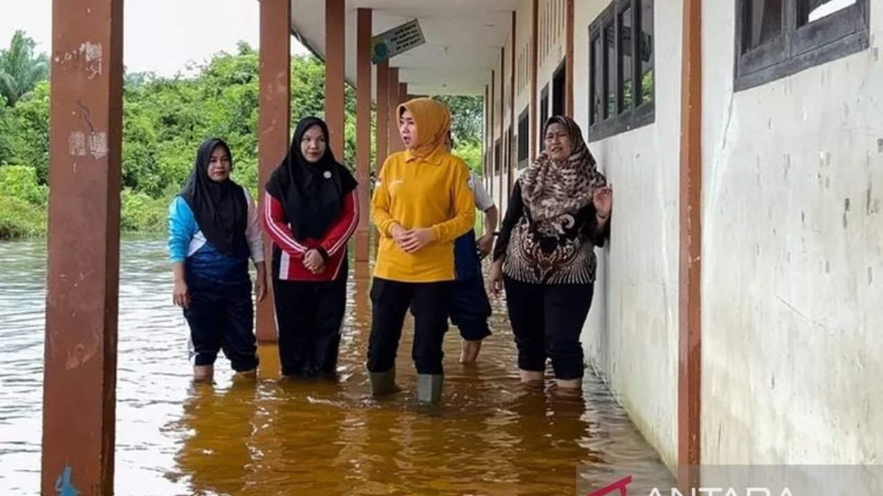 Kepala Dinas Pendidikan Kalbar meninjau langsung kerusakan aset sekolah akibat banjir di sejumlah daerah, dan berkomitmen mencari solusi untuk mengatasi dampak bencana tersebut serta memastikan kegiatan belajar mengajar tetap berjalan.
