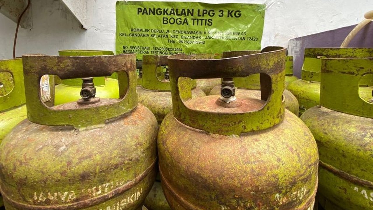 Agen resmi elpiji di Jakarta mempertanyakan aturan baru yang mewajibkan foto KTP pembeli gas 3 kg, karena dinilai merepotkan dan berpotensi disalahgunakan.