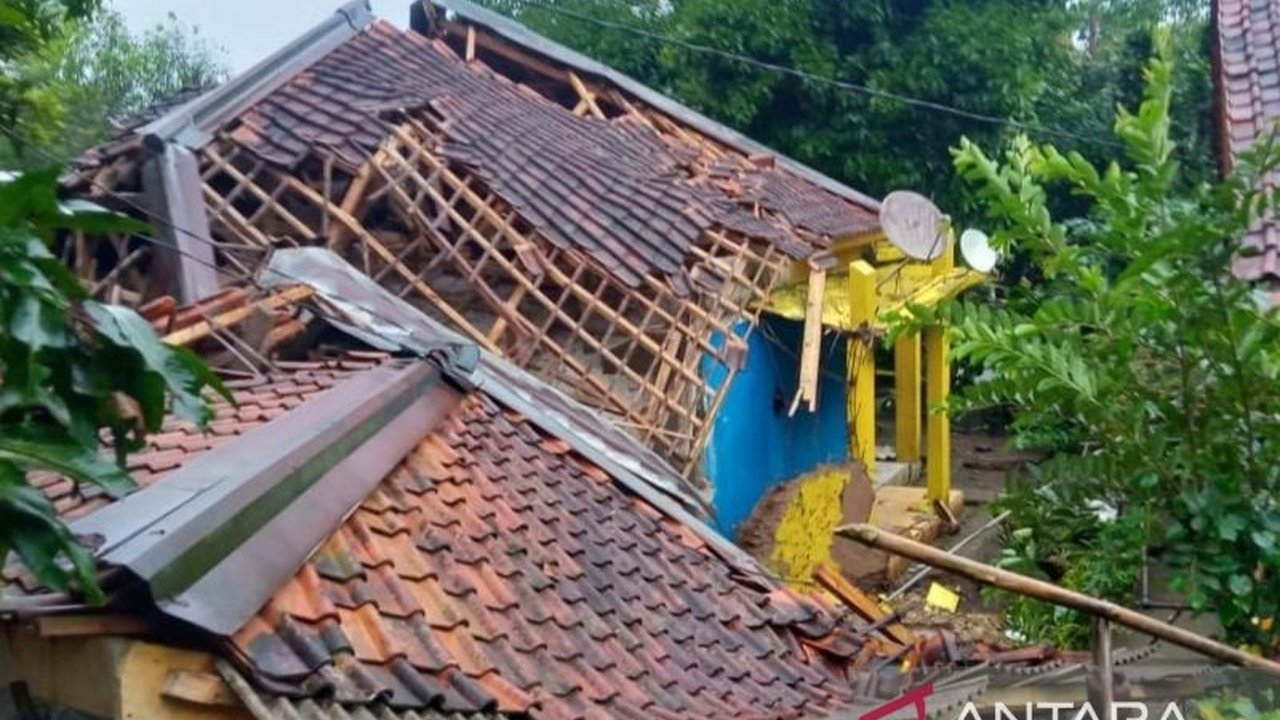 Badan Geologi merekomendasikan relokasi 150 rumah di 10 kecamatan Cianjur akibat pergeseran tanah, dengan pemerintah daerah dan pusat siap membantu relokasi dan pembangunan rumah baru.