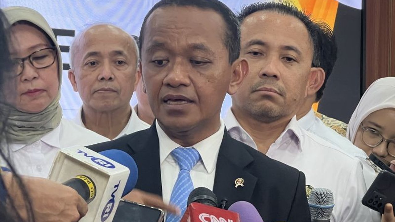 Menteri ESDM, Bahlil Lahadalia, telah memberikan izin impor BBM untuk SPBU swasta sejak Januari 2025, meskipun sebelumnya terjadi kelangkaan BBM di beberapa SPBU swasta diakibatkan kendala distribusi, bukan karena kebijakan pemerintah.