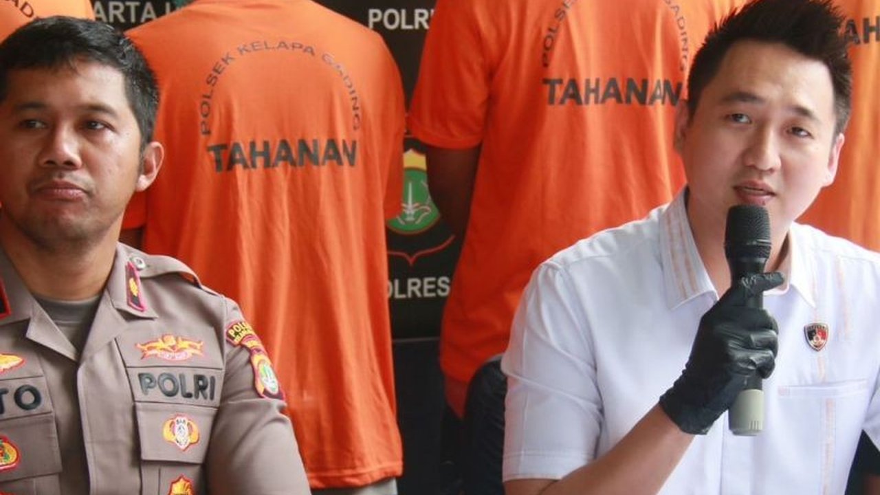 Polsek Kelapa Gading membongkar jaringan prostitusi online yang melibatkan anak di bawah umur, menangkap tujuh pelaku yang dijerat dengan berbagai pasal dengan ancaman hukuman hingga 15 tahun penjara.