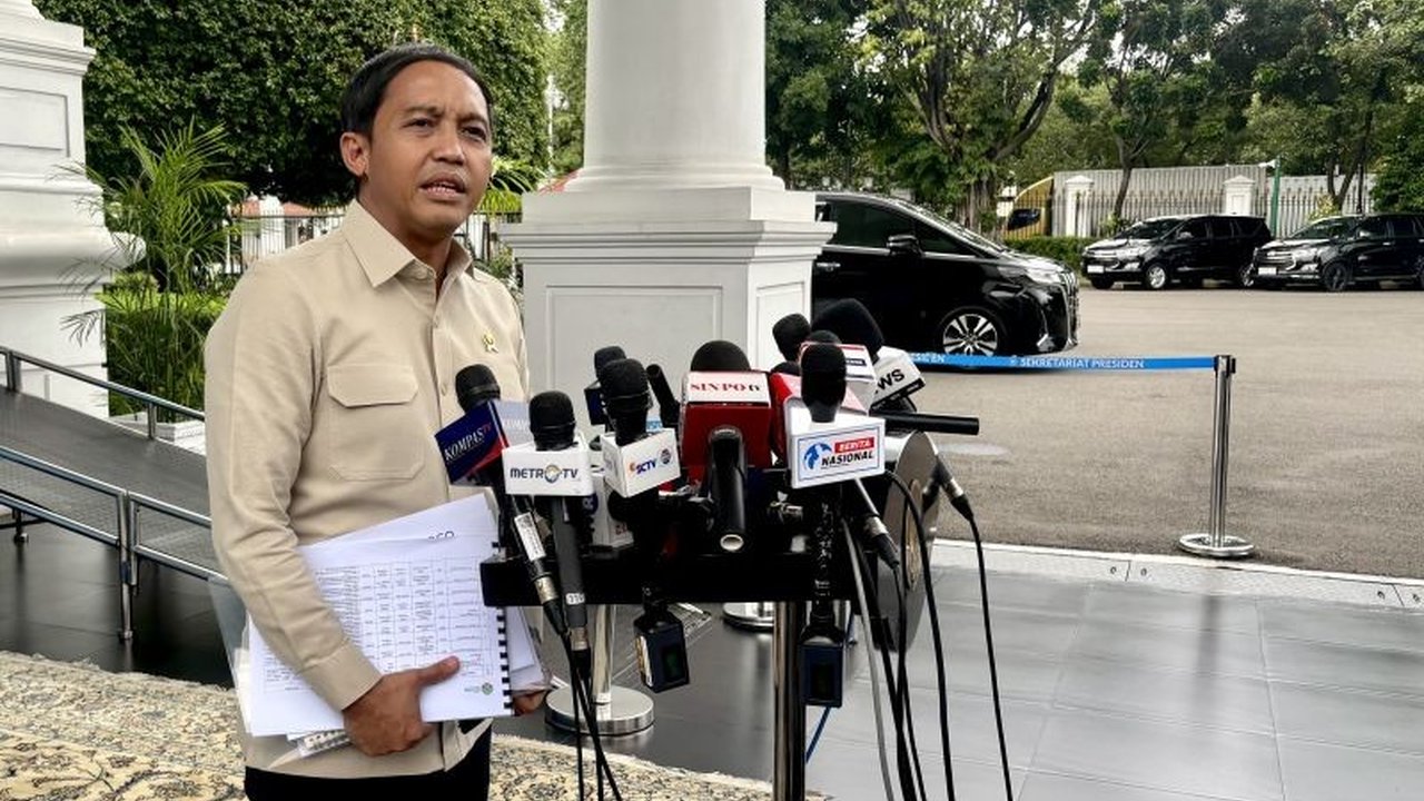 Presiden Jokowi menginstruksikan pencabutan izin pengelolaan hutan 18 perusahaan seluas 526.144 hektare karena dinilai tak dimanfaatkan, dengan rencana pemanfaatan lahan untuk hutan negara dan BUMN.