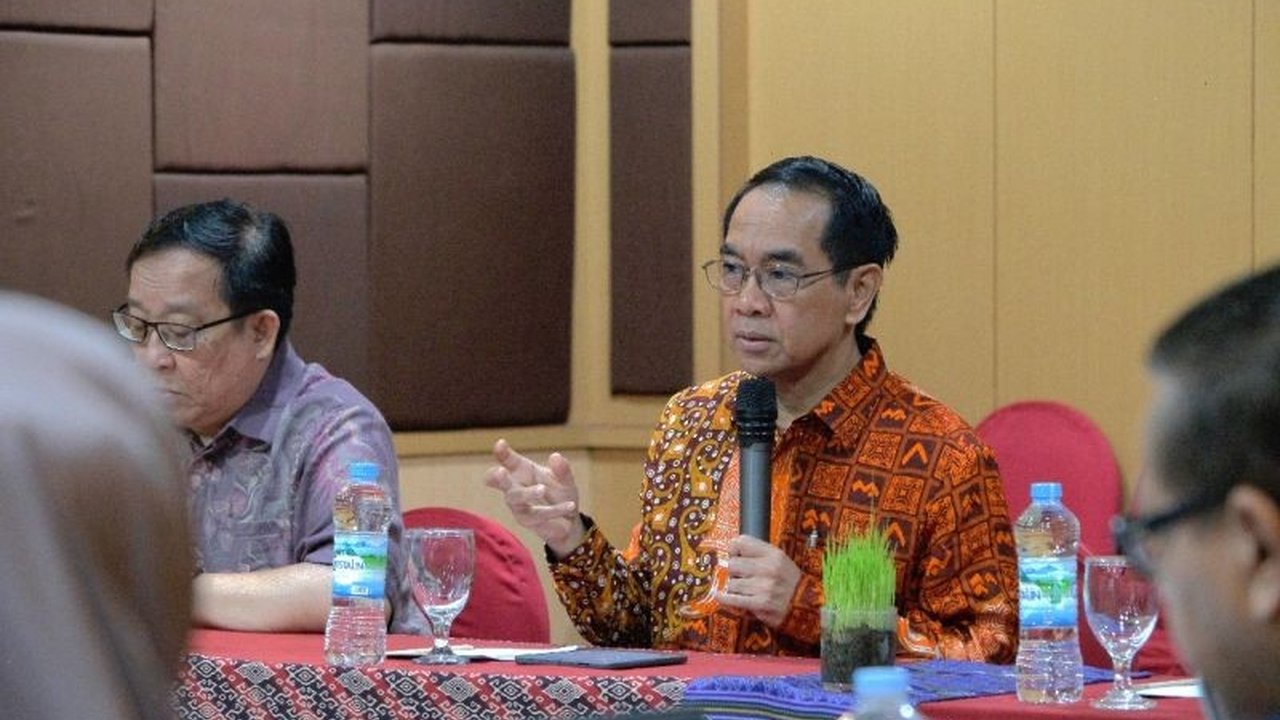 Rektor Unhas, Prof. Jamaluddin Jompa, menekankan pentingnya Sustainable Blue Finance (SBF) untuk pengelolaan kawasan konservasi laut Indonesia yang berkelanjutan,  mencakup kerja sama dan pendanaan yang beragam untuk menjamin keberhasilan jangka panjang.
