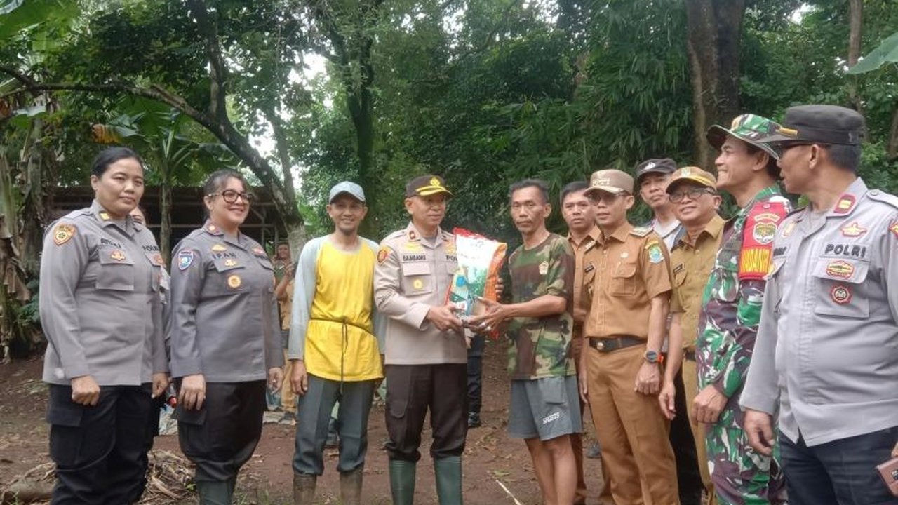 Polres Metro Bekasi Kota bersama warga tanam jagung di lahan kosong Pondok Melati guna mendukung ketahanan pangan nasional, sebuah inisiatif yang diapresiasi pemerintah daerah.
