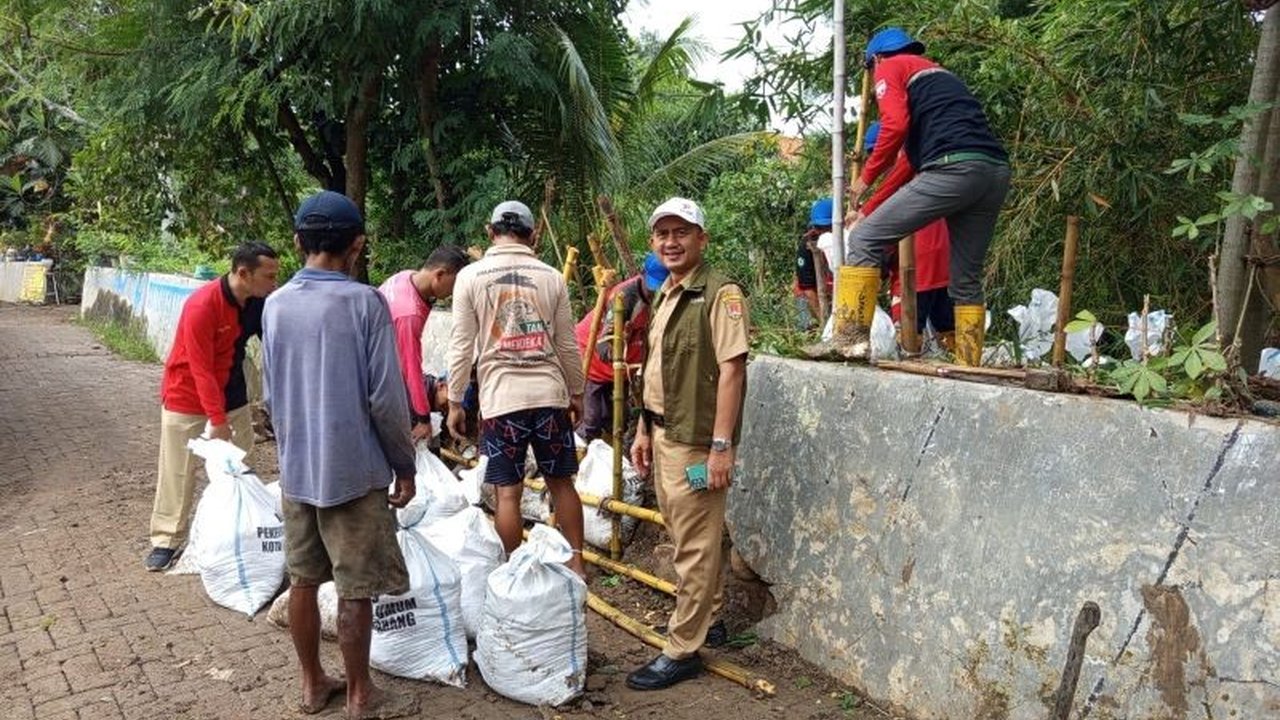 Tanggul Sungai Plumbon di Semarang jebol akibat derasnya hujan, menyebabkan limpasan air ke 5 rumah warga; Pemkot Semarang langsung melakukan perbaikan darurat dan koordinasi dengan BBWS.