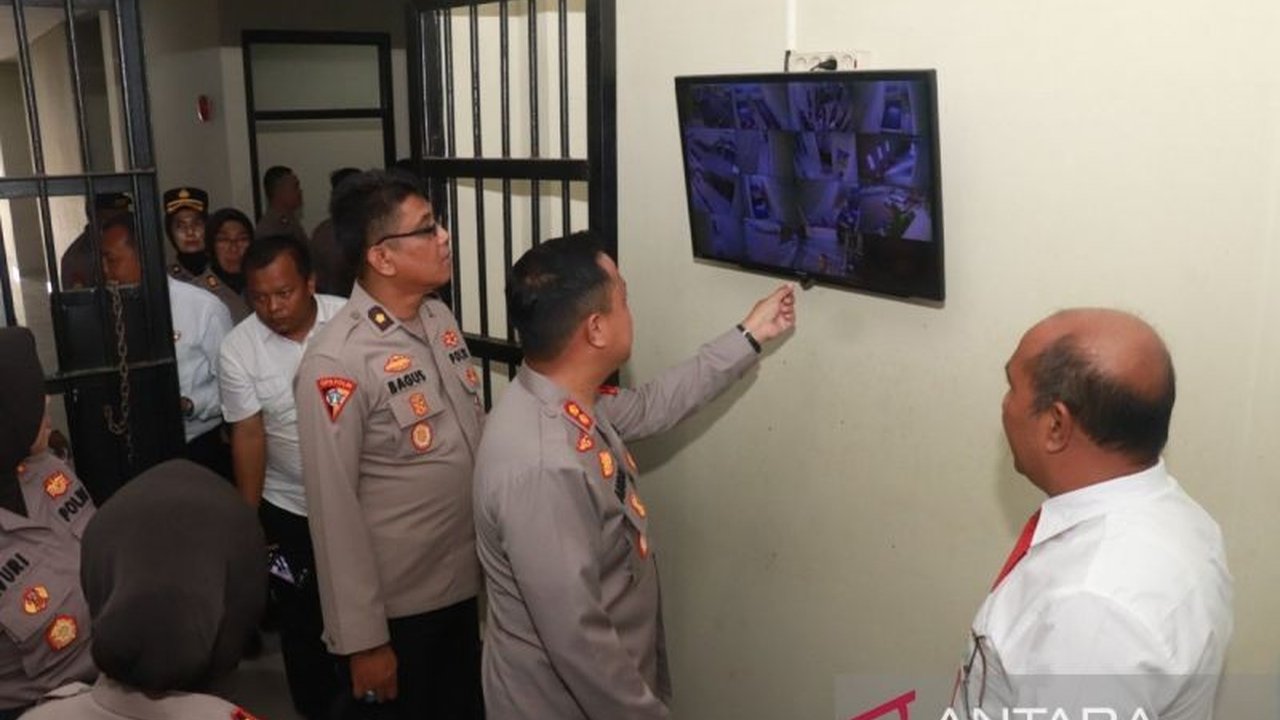 Kapolres Sukoharjo, AKBP Anggaito Hadi Prabowo, melakukan pengecekan langsung ke SPKT dan layanan SKCK untuk memastikan pelayanan kepolisian kepada masyarakat di Sukoharjo, Jawa Tengah berjalan baik, maksimal, dan bebas pungli.