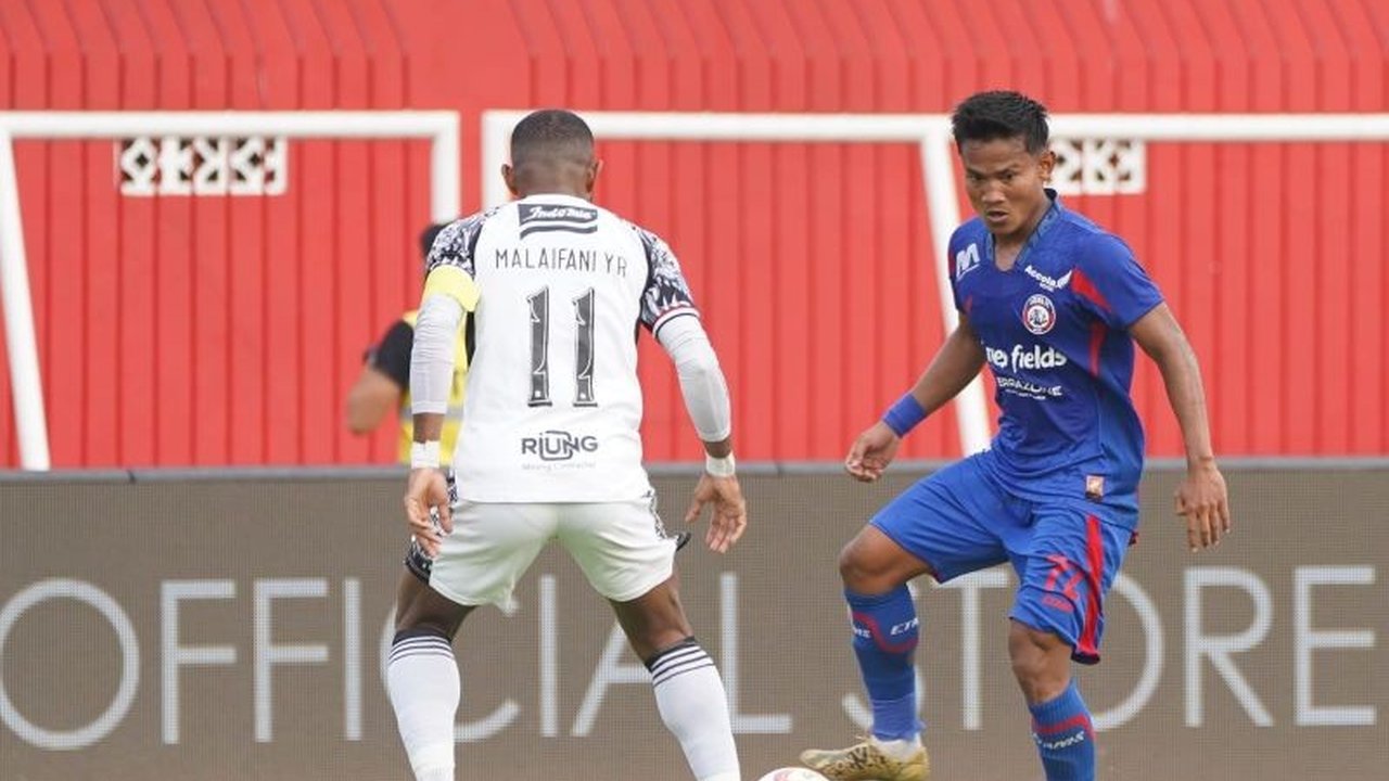 Arema FC berhasil memutus tiga kekalahan beruntun setelah mengalahkan Bali United dengan skor tipis 1-0 dalam laga Liga 1 di Stadion Soepradi, Blitar, Jawa Timur, Senin, 03/02.