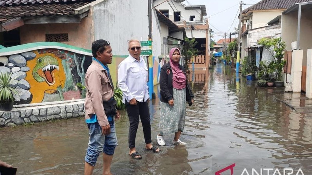 Banjir yang melanda Tlogosari Kulon, Semarang selama lima hari, mendorong DPRD Kota Semarang mendesak pemerintah kota untuk segera menata ulang saluran air guna mencegah kejadian serupa.