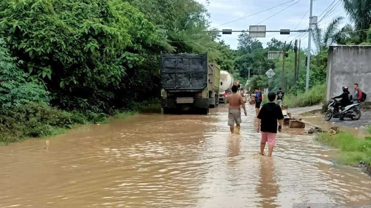 BPBD OKU memperpanjang status siaga darurat bencana banjir dan longsor hingga Maret 2025,  mengingat tingginya potensi bencana di 11 kecamatan rawan bencana di Kabupaten OKU selama musim hujan.