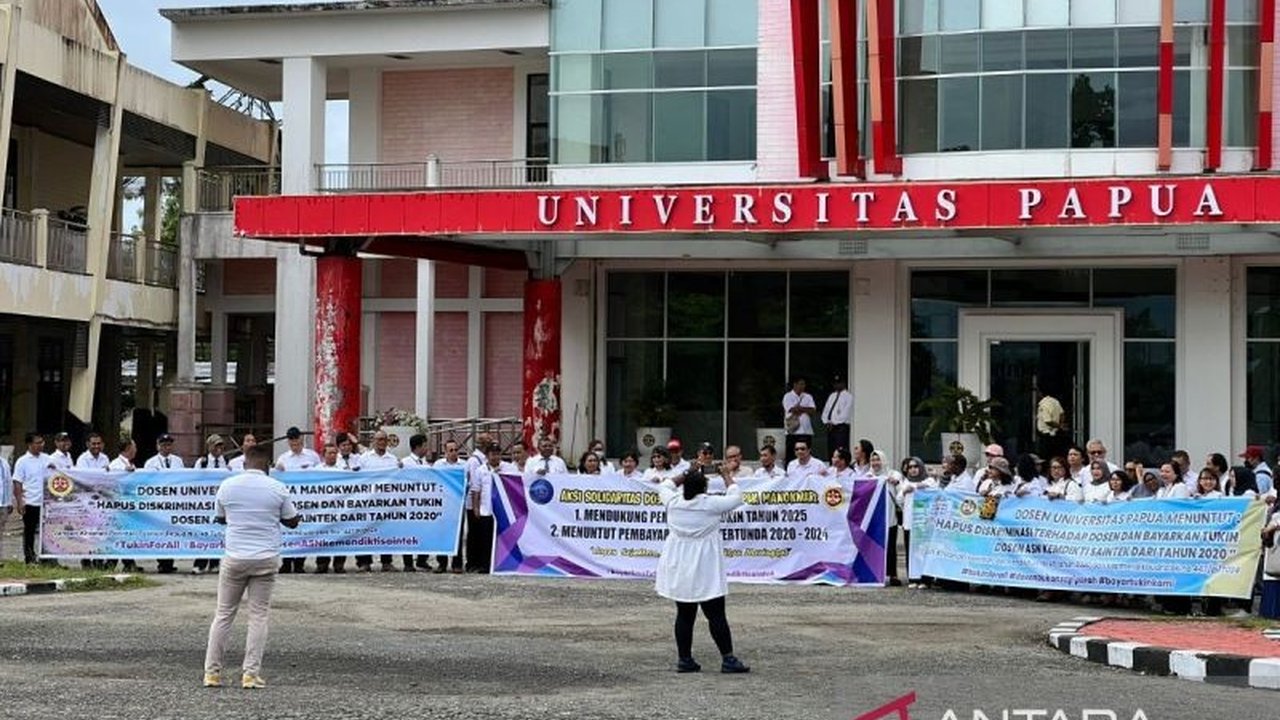 Puluhan dosen Universitas Papua menggelar aksi damai di Manokwari, menuntut pembayaran tunjangan kinerja (tukin) tahun 2020-2024 yang belum dibayarkan dan menolak diskriminasi dalam pembayaran tukin 2025.