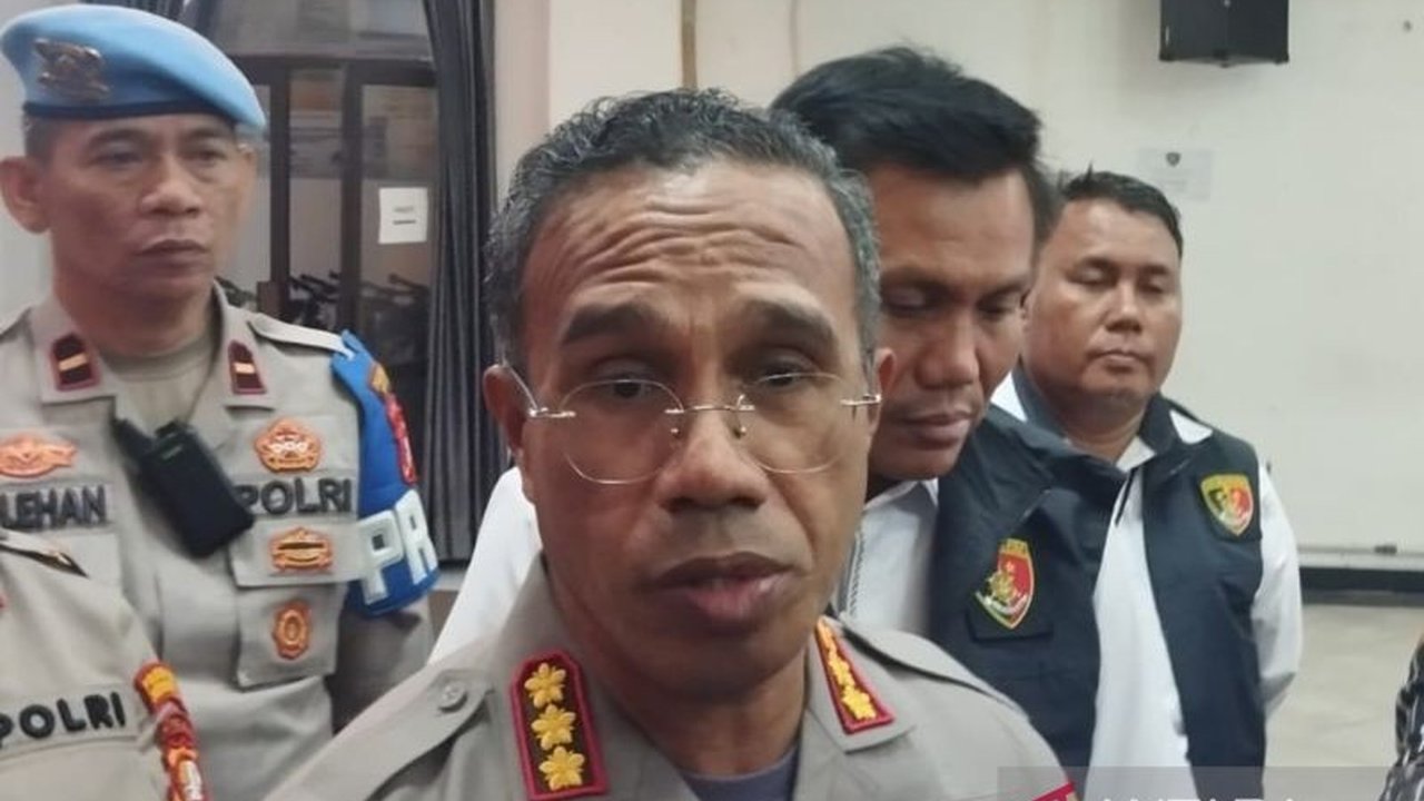 Polisi menangkap pelaku pembunuhan di Ciracas, Jakarta Timur, yang berinisial EHS (37) di sebuah stasiun di Bandung setelah melakukan pelarian; korban, RR (37), ditemukan tewas dengan luka tusuk pada Jumat (27/1).