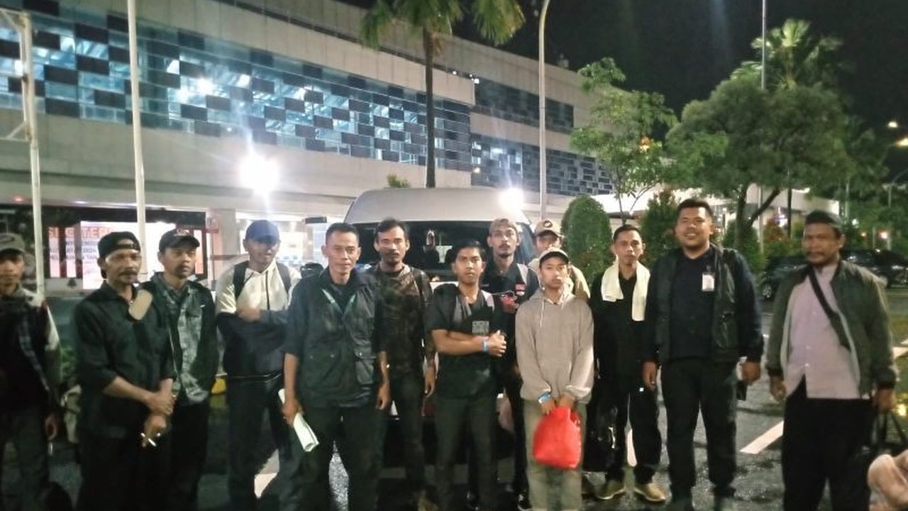 Dua belas warga Karawang menjadi korban perdagangan orang dengan modus kerja di perkebunan sawit Kalimantan Tengah, mereka dijanjikan gaji tinggi namun kenyataannya jauh berbeda dan akhirnya dipulangkan setelah upaya koordinasi berbagai pihak.