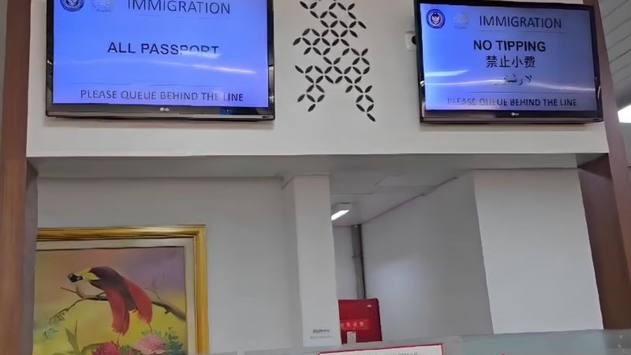 Direktorat Jenderal Imigrasi memasang tanda larangan memberi tip di bandara dan pelabuhan untuk mencegah pungli, sekaligus meningkatkan digitalisasi layanan guna meminimalisir interaksi petugas dan penumpang.