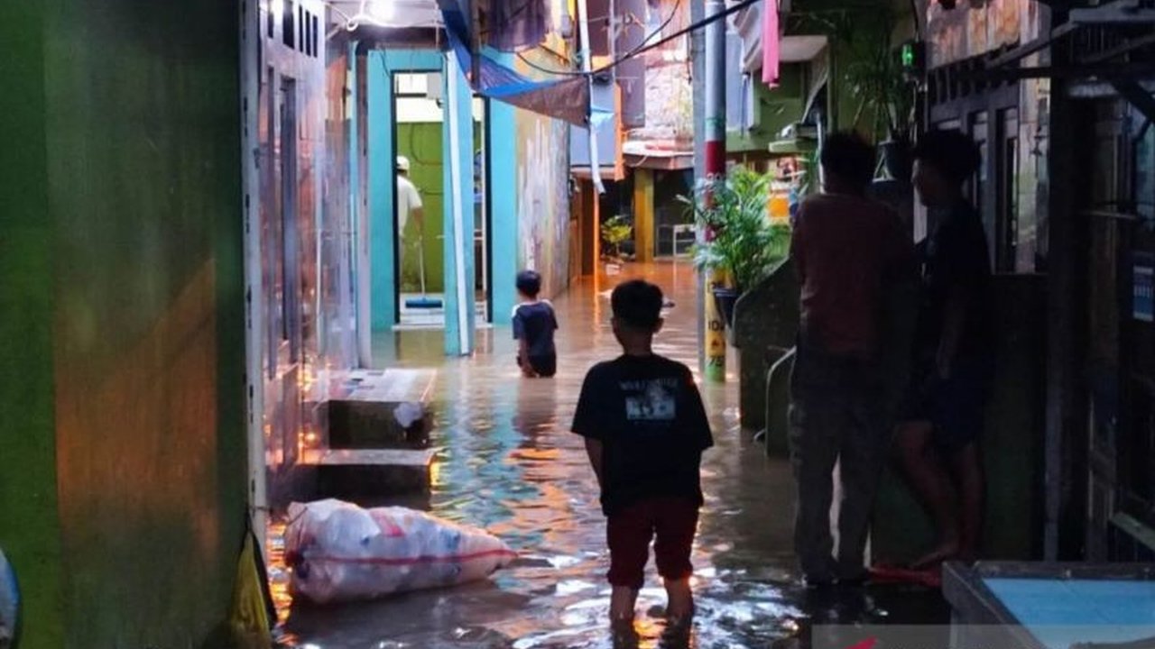 Pemerintah Kota Jakarta Timur (Jaktim) bersiap menghadapi musim hujan dengan mengeruk lumpur di sejumlah infrastruktur dan menyiagakan petugas untuk mengantisipasi banjir.