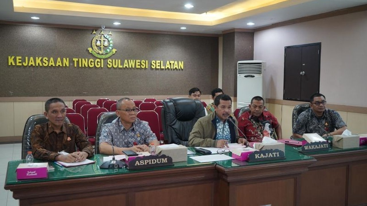 Kejaksaan Tinggi Sulawesi Selatan menyelesaikan dua kasus pidana, penganiayaan di Maros dan pengancaman di Jeneponto, melalui jalur keadilan restoratif dengan mempertimbangkan beberapa faktor seperti perdamaian antara pelaku dan korban serta ancaman hukum