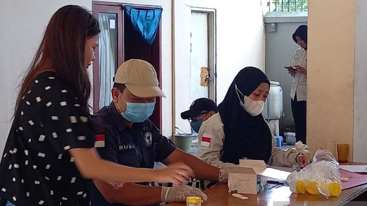 Razia narkoba di Mataram menjaring 50 penghuni kos, tiga diantaranya positif narkoba dan kini dalam proses rehabilitasi di BNN Kota Mataram.