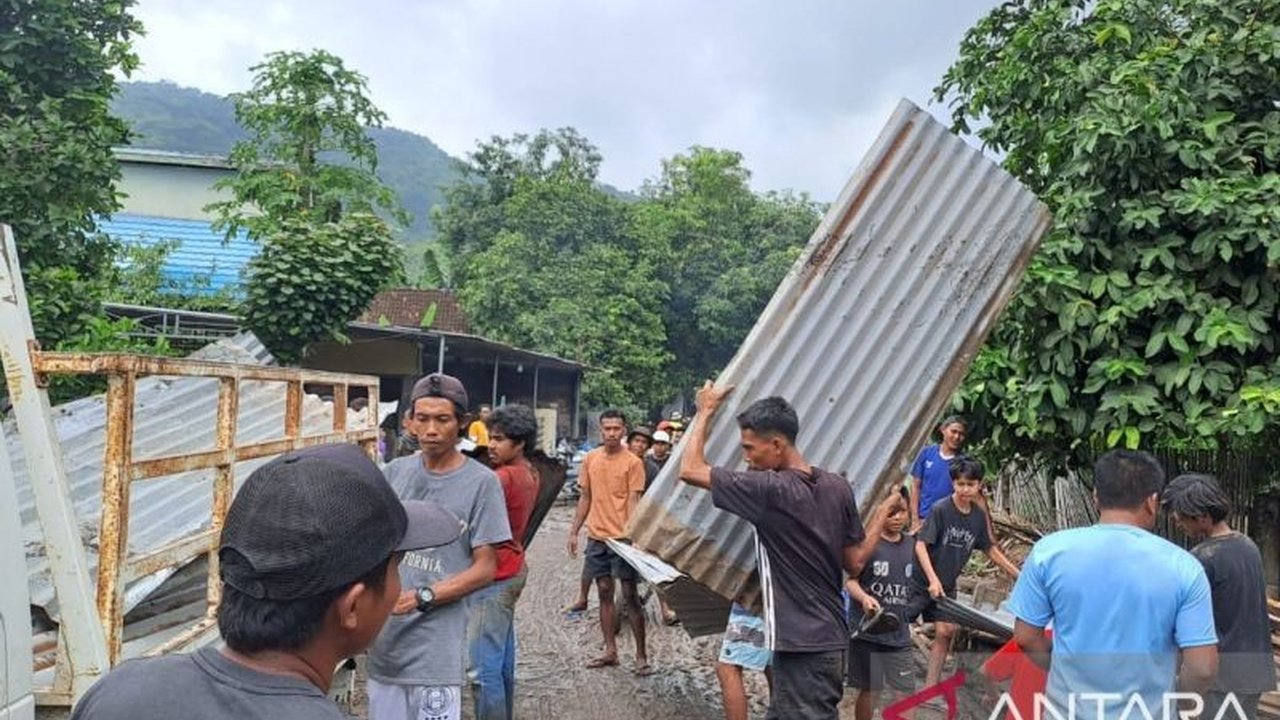 Lima Keluarga di Bima Terdampak Angin Kencang Akibat Bibit Siklon Tropis
