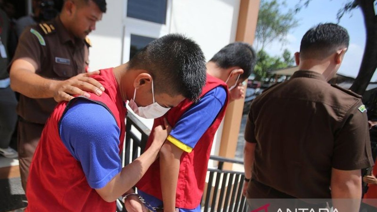 Dua mahasiswa di Banda Aceh dituntut hukuman maksimal 100 cambukan oleh JPU Kejari Banda Aceh atas kasus liwath, dengan sidang tertutup sesuai Qanun Aceh dan KUHAP.