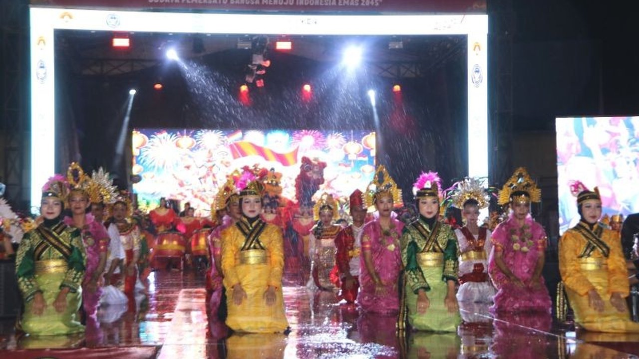 Perayaan Imlek dan Cap Go Meh di Singkawang, Kalimantan Barat, tidak hanya meriahkan budaya, tetapi juga sukses tingkatkan Pendapatan Asli Daerah (PAD) lewat sektor pariwisata dan UMKM.