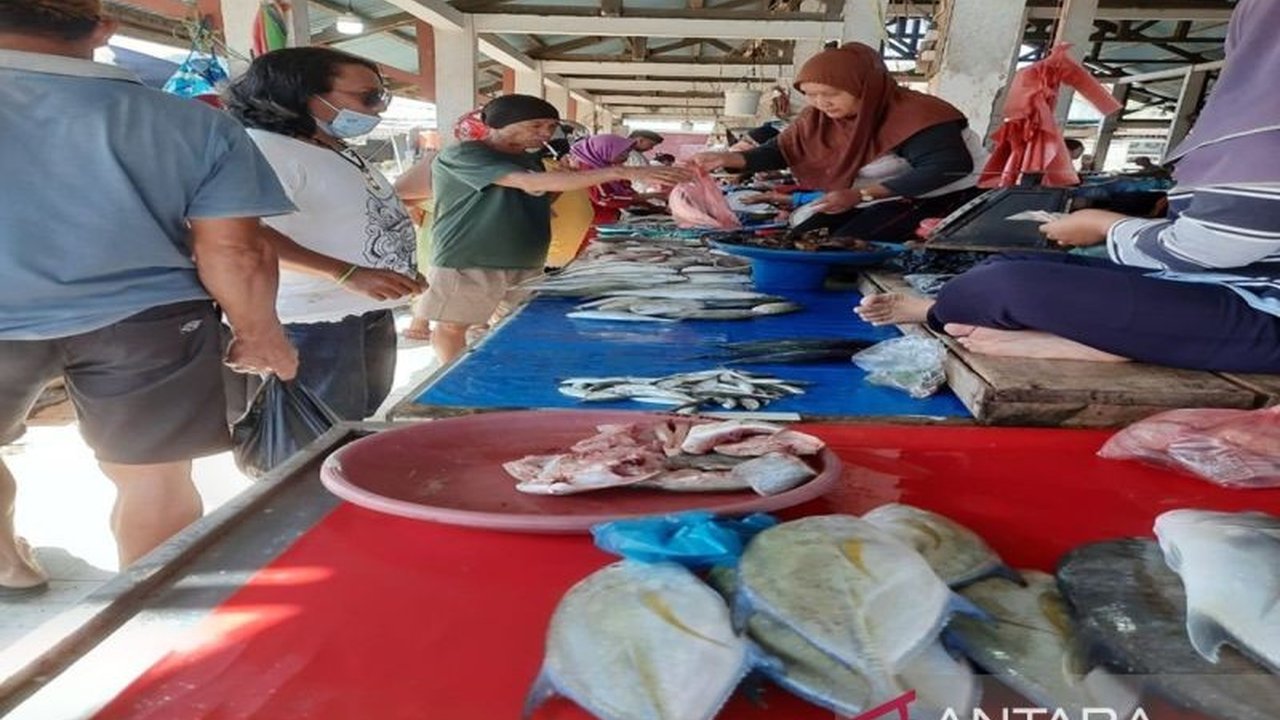 Badan Pusat Statistik (BPS) Sulawesi Tenggara mencatat deflasi 0,39% pada Januari 2025, didorong penurunan harga listrik dan beberapa jenis ikan, sementara beberapa komoditas lain justru mengalami inflasi.
