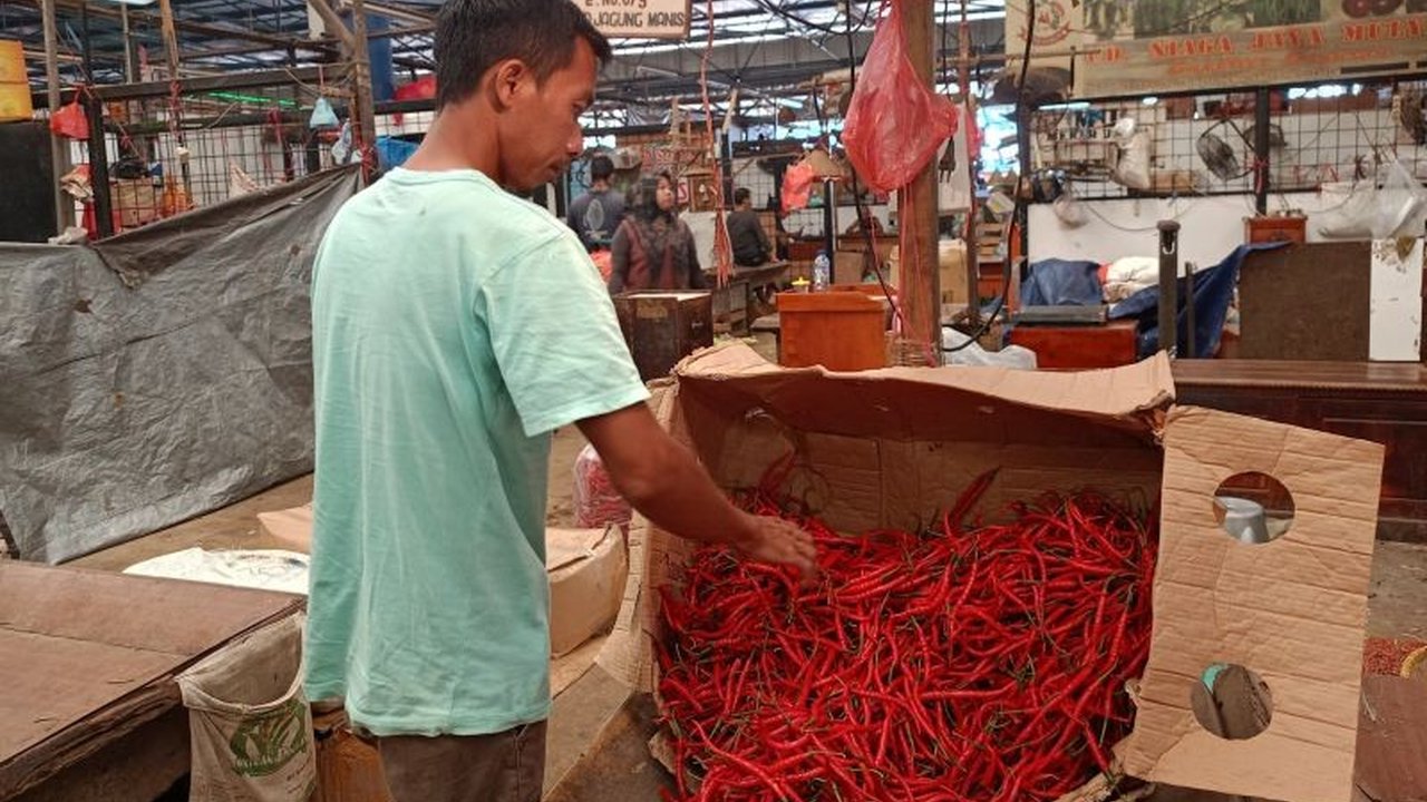 Pemkot Jaktim optimis program Rawita Peti, yang dimulai sejak 2023, berhasil menjaga ketersediaan stok pangan dan menstabilkan harga, terutama cabai,  melalui kolaborasi dan gerakan urban farming.