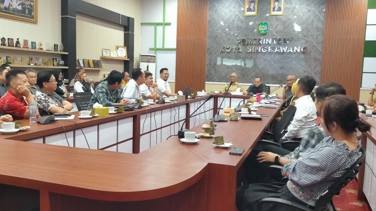 Pemerintah Kota Singkawang, Kalimantan Barat, menerapkan strategi pendistribusian LPG 3 Kg yang tepat sasaran untuk mengatasi kelangkaan menjelang Ramadhan dan Idul Fitri, termasuk pengawasan ketat dan larangan penggunaan bagi ASN, TNI-Polri.
