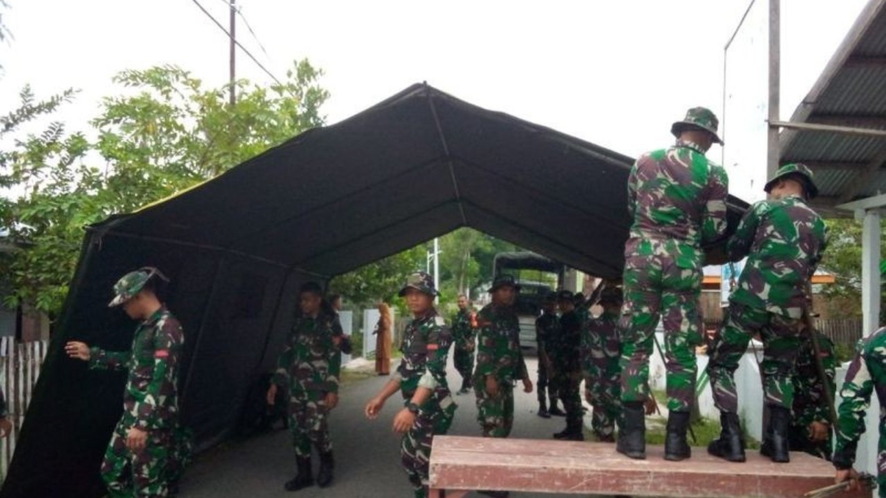 TNI mendirikan tenda serbaguna di Gorontalo sebagai posko bantuan dan tempat pengungsian bagi warga terdampak banjir luapan Danau Limboto, dilengkapi fasilitas medis dan dapur umum.