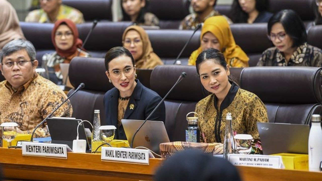 Kemenpar menekankan pentingnya penguatan materi dalam revisi UU Kepariwisataan, fokus pada ekosistem pariwisata yang meliputi industri, destinasi, pemasaran, dan kelembagaan, guna meningkatkan kualitas pariwisata Indonesia.