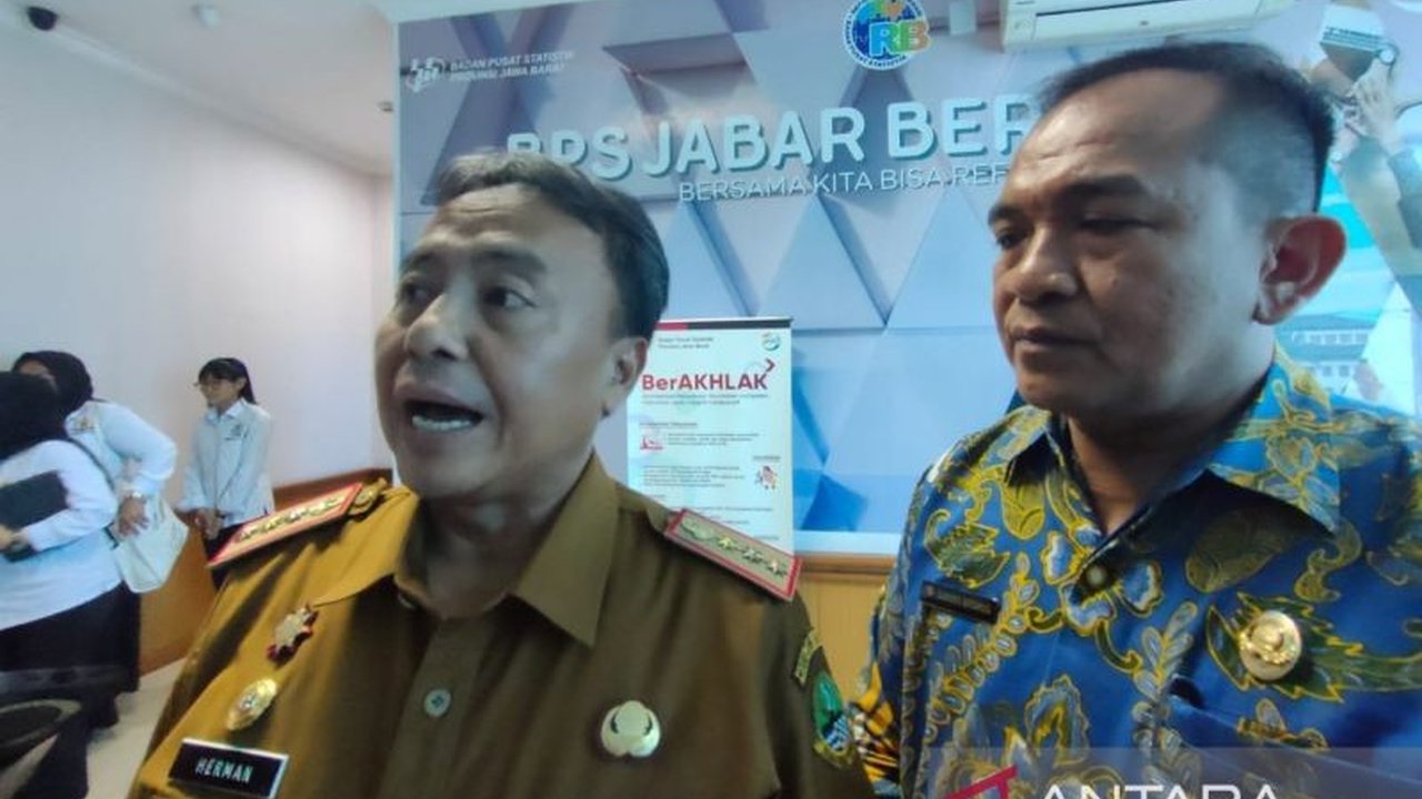 Kenaikan tarif air minum di Kota Bandung sebesar 20% pada Februari 2025 dikhawatirkan akan meningkatkan inflasi, terutama pada konsumsi rumah tangga, meskipun pemerintah daerah berencana melakukan evaluasi dampaknya.