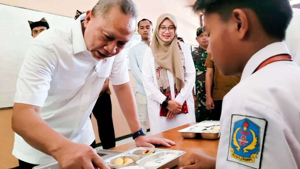 Menko Pangan Zulkifli Hasan meninjau Program Makan Bergizi Gratis (MBG) di SMPN 2 Rogojampi, Banyuwangi, Jawa Timur, sebuah program Presiden yang bertujuan untuk menyiapkan generasi unggul Indonesia.
