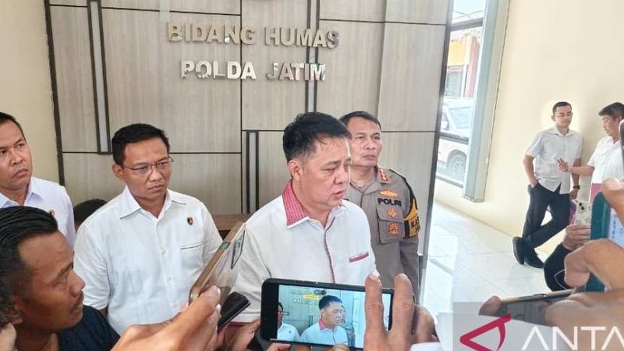 Polisi Jawa Timur mengungkapkan detail kasus mutilasi korban UK di Ngawi, Jawa Timur; pelaku RTH menggunakan pisau kecil selama 5 jam dan terdorong motif sakit hati, sehingga dijerat pasal pembunuhan berencana.
