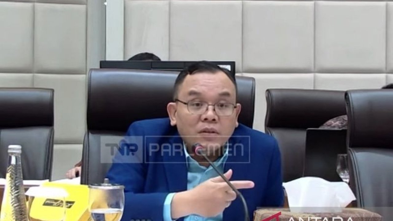 Komisi VII DPR RI menggelar rapat kerja dengan Menparekraf untuk membahas RUU Perubahan Ketiga UU Nomor 10 Tahun 2009 tentang Kepariwisataan, mencari keseimbangan antara peran swasta dan pemerintah dalam pengembangan sektor ini.