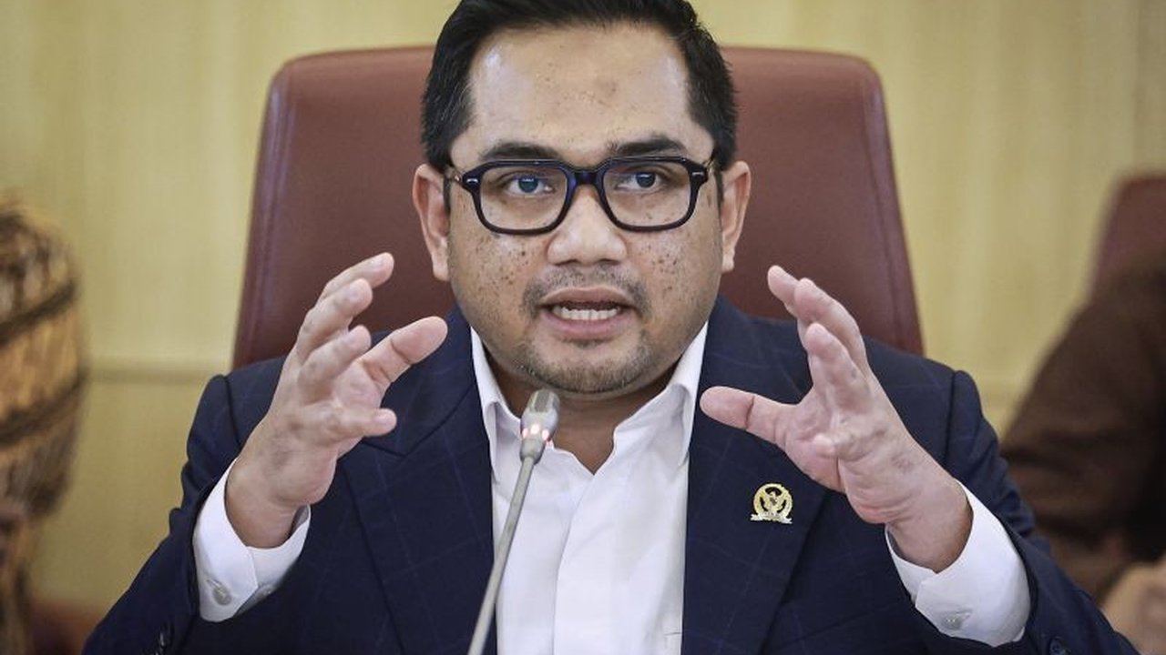 Komisi II DPR menyetujui kebijakan efisiensi anggaran pemerintah yang diinstruksikan Presiden Prabowo Subianto untuk menghadapi potensi krisis ekonomi dan pelemahan nilai rupiah.