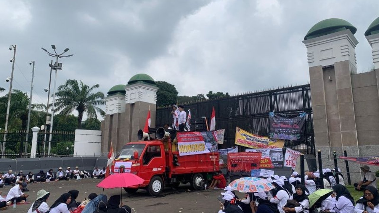 Ribuan tenaga honorer menggelar aksi di depan DPR RI, menuntut perubahan status menjadi Pegawai Pemerintah dengan Perjanjian Kerja (PPK) penuh waktu dan mengancam mogok kerja jika tuntutan tak dipenuhi dalam sebulan.