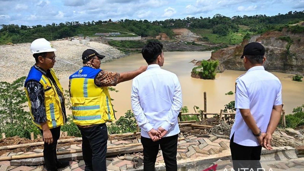 Pemangkasan anggaran Kementerian PU sebesar 80% berpotensi menghambat daya saing ekonomi Indonesia karena infrastruktur berperan penting dalam menekan biaya logistik yang tinggi, bahkan berdampak pada swasembada pangan.