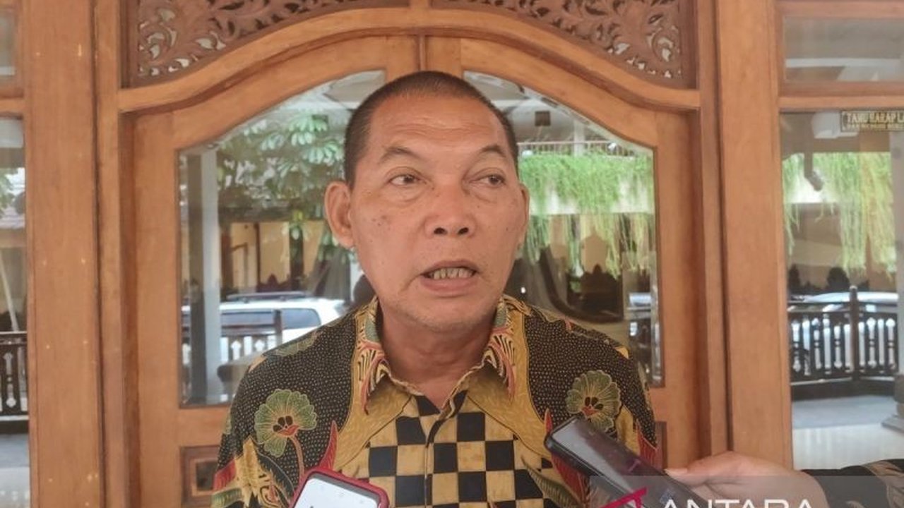 Pemerintah Kota Surakarta melakukan efisiensi anggaran sesuai Inpres 1/2025 dengan memangkas anggaran perjalanan dinas hingga Rp29 miliar dan efisiensi ATK hingga 90 persen, serta beberapa pos belanja lainnya.