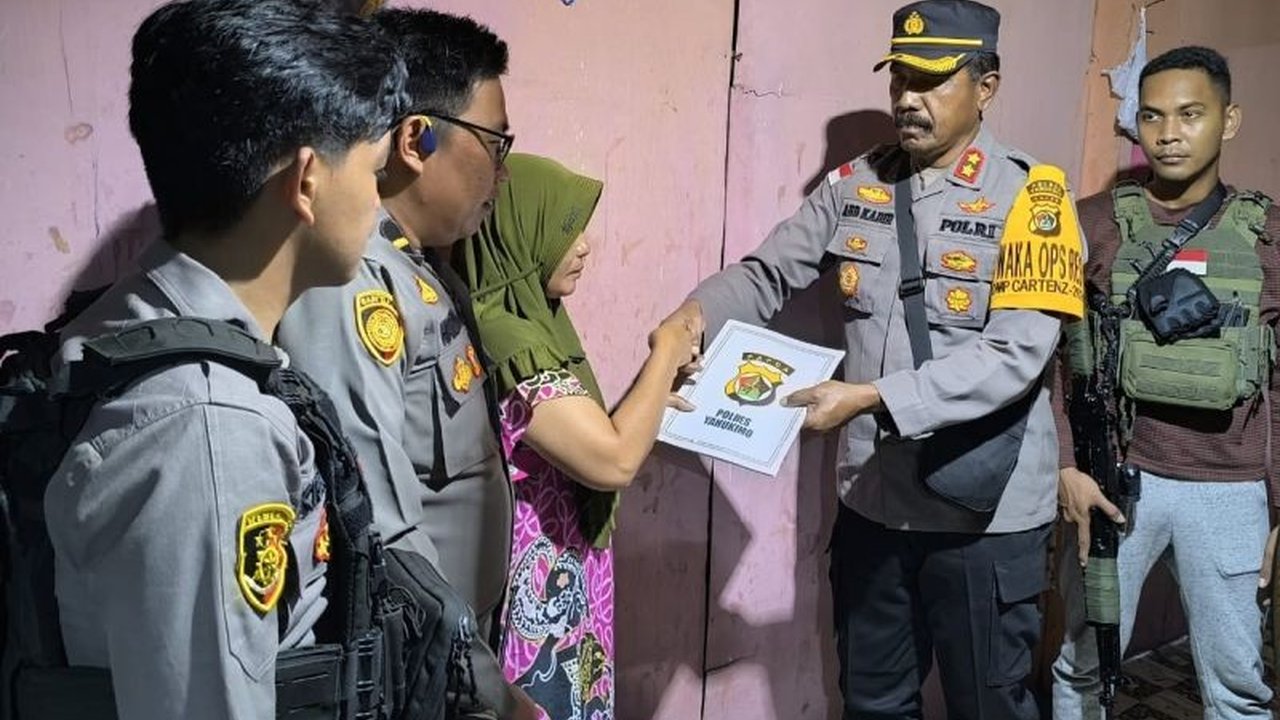 Polisi di Yahukimo mengunjungi keluarga La Jahari, korban pembunuhan yang diduga dilakukan oleh Kelompok Kriminal Bersenjata (KKB), sebagai bentuk rasa empati dan kepedulian.