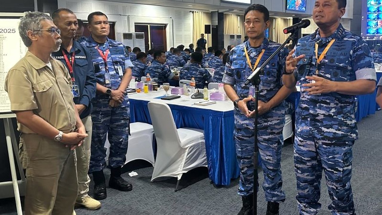 Kepala Staf TNI AU, Marsekal TNI Mohamad Tonny Harjono, mengumumkan kedatangan enam pesawat tempur Rafale pada pertengahan 2026, dengan persiapan infrastruktur dan personel yang telah dilakukan.