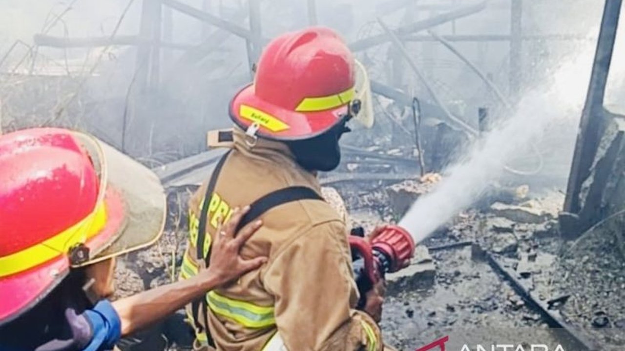 Rumah Sawaluddin (62) di Desa Gampa, Aceh Barat, terbakar Senin siang; tiga unit pemadam kebakaran dikerahkan, api berhasil dipadamkan dalam waktu satu jam, kerugian ditaksir Rp80 juta.