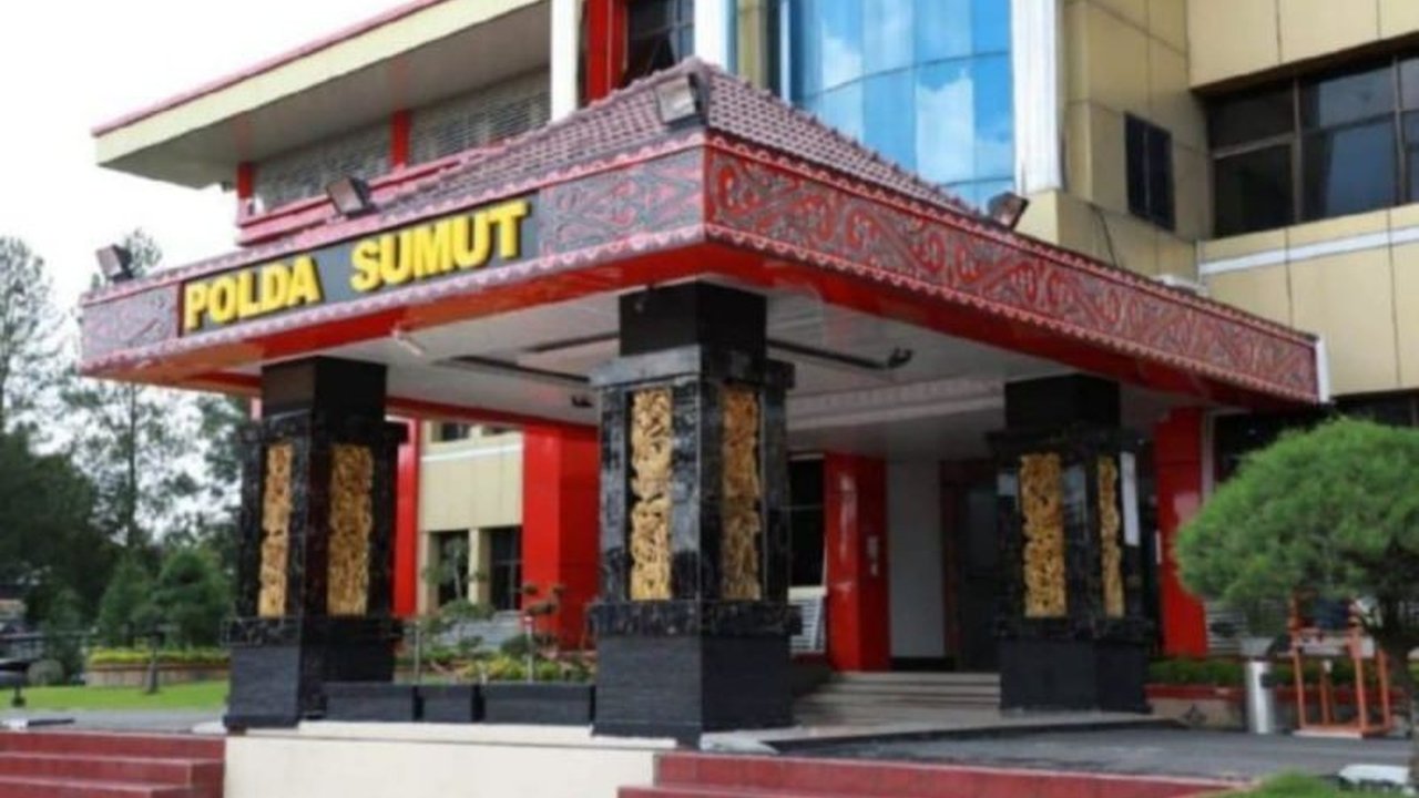 Polda Sumut tengah menyelidiki pengakuan bandar narkoba EMS terkait dugaan aliran dana kepada oknum polisi di Polres Labuhanbatu,  dengan janji proses hukum sesuai aturan jika terbukti.