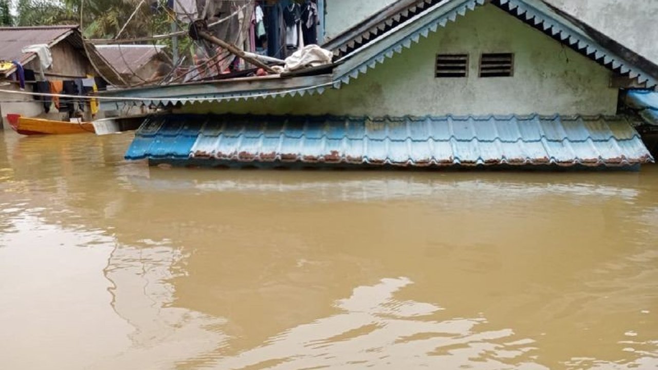 BPBD Sambas telah mendistribusikan 20 ton beras untuk 3.103 KK korban banjir, namun masih membutuhkan bantuan tambahan karena cakupan bencana meluas.