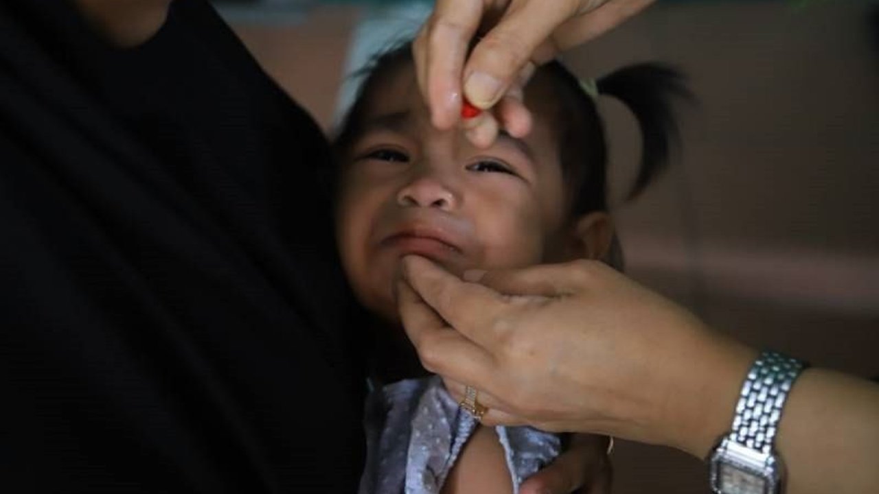 Dinas Kesehatan Kota Tangerang mendistribusikan vitamin A gratis kepada 74.269 balita melalui puskesmas dan posyandu untuk mencegah berbagai penyakit dan meningkatkan kesehatan anak.