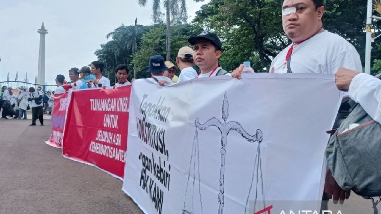 Aliansi Dosen ASN Kemdiktisaintek (ADAKSI) menggelar aksi di Jakarta, menuntut pembayaran tunjangan kinerja (Tukin) yang belum terbayarkan dan berharap Presiden Prabowo Subianto dapat memberikan solusi.