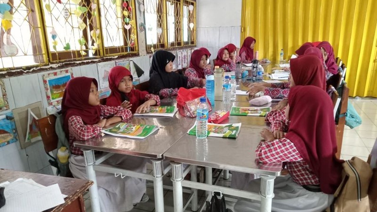 Pemerintah Kota Mataram melarang siswa SD dan SMP membawa HP ke sekolah mulai bulan ini untuk menciptakan lingkungan belajar yang lebih kondusif dan mengurangi dampak negatif teknologi, serta mendorong interaksi sosial positif antar siswa.