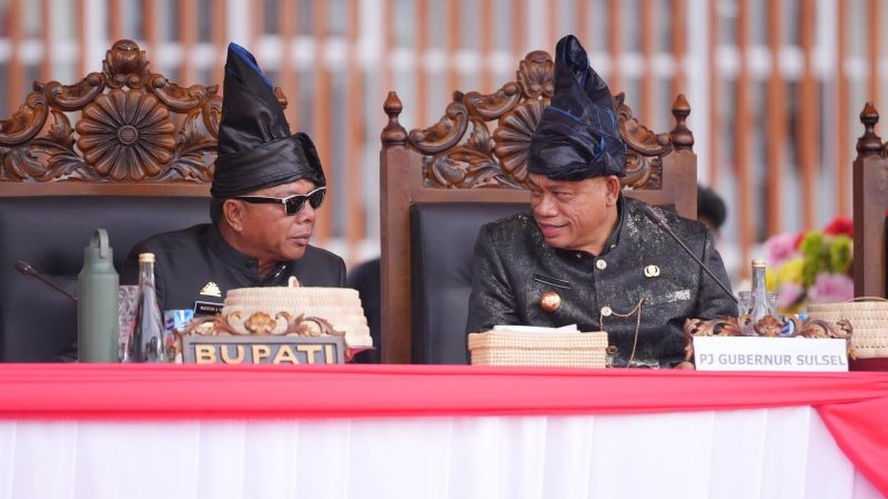 Penjabat Gubernur Sulsel, Fadjry Djufry, menyebut Pantai Merpati di Bulukumba sebagai destinasi wisata favorit dan mendorong percepatan pembangunan infrastrukturnya untuk meningkatkan kenyamanan pengunjung.